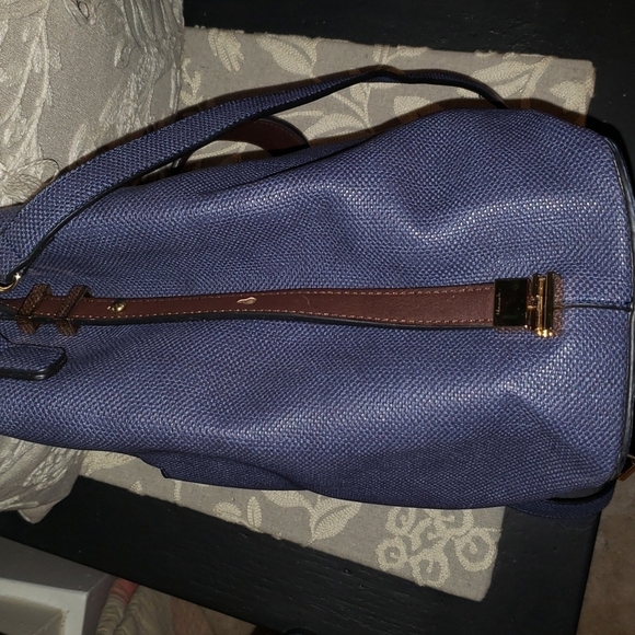 Vegan blue textured leather women's tote with detachable adjustable strap - Picture 3 of 9